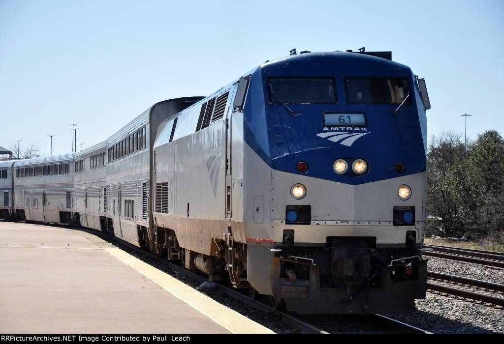 Westbound "Texas Eagle" comes into the station